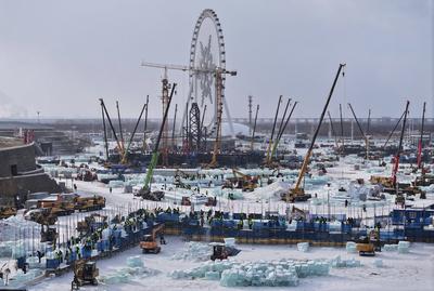 HARBIN, CHINA - DECEMBER 02: Aerial view of the 27th Harbin Ice-Snow World under construction on December 2, 2025 in Har-stock-foto