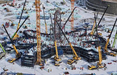 HARBIN, CHINA - DECEMBER 02: Aerial view of the 27th Harbin Ice-Snow World under construction on December 2, 2025 in Har-stock-foto