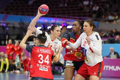 GER, Dortmund, 27th Wommen?s World Championship  2025, Hauptrunde / Main Round, Gruppe II 1. Runde:  Spanien (ESP) vs. Serbien (SRB)-stock-foto