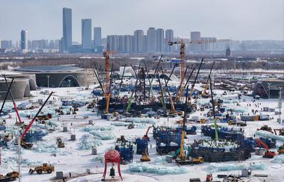 HARBIN, CHINA - DECEMBER 02: Aerial view of the 27th Harbin Ice-Snow World under construction on December 2, 2025 in Har-stock-foto