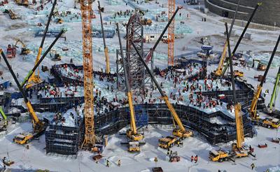 HARBIN, CHINA - DECEMBER 02: Aerial view of the 27th Harbin Ice-Snow World under construction on December 2, 2025 in Har-stock-foto