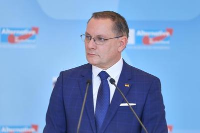 Berlin, Deutschland, 02.12.2025: Deutscher Bundestag: AfD-Fraktionssitzung: Tino Chrupalla, AfD, gibt ein Pressestatemen-stock-foto