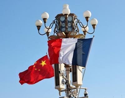 BEIJING, CHINA - DECEMBER 03: The national flags of China and France flutter at Tian anmen Square on December 3, 2025 in-stock-foto