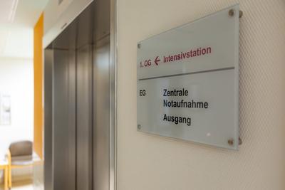 Wegweiser in einem modernen Krankenhaus - Orientierung zur Intensivstation und Notaufnahme-stock-foto