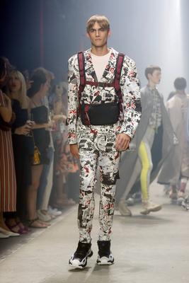 Presley Walker Gerber auf dem Catwalk bei der Hugo Boss Fashion Show im Rahmen der Berlin Fashion Week im Motorwerk in B-stock-foto