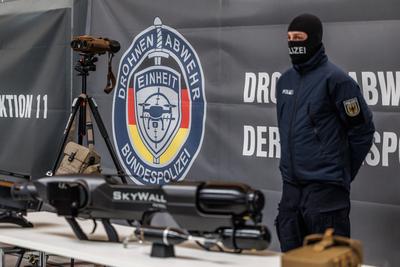 Bundesinnenminister Dobrindt stellt Drohnenabwehreinheit der Bundespolizei in Dienst-stock-foto