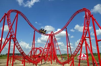 Ein Wagen der neuen Achterbahn faehrt am Dienstag 22 06 10 mit Besuchern waehrend einer Testfahrt-stock-foto