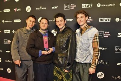 ABBbielefeld: Provinz , Vincent Waizenegger, Moritz Boesing,Robin Schmid, Leon Sennewald Preistraeger mit Krone Saenger zu Gast auf dem roten Teppich bei der Verleihung des WDR Musikpreis 1 Live Krone im Lokschuppen Bielefeld am 04.12.2025 NRW Deutschland *** ABBbielefeld Province , Vincent Waizenegger, Moritz Boesing,Robin Schmid, Leon Sennewald Prizewinners with Krone Saenger on the red carpet at the WDR Music Prize 1 Live Krone award ceremony at the Lokschuppen Bielefeld on 04 12 2025 NRW Germany-stock-foto