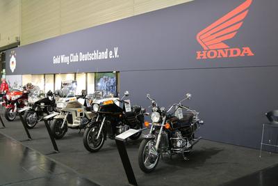 Stand des Gold Wing Club Deutschland e.V. mit dem Motorrad Honda Gold Wing GL1000 K3 (Baujahr 1977) im Vordergrund, Inte-stock-foto