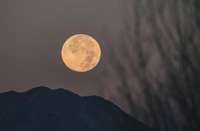 SHIGATSE, CHINA - DECEMBER 05: A full moon lights up the night sky over the Jiangzi Zongshan Castle on December 5, 2025-stock-foto