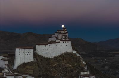 SHIGATSE, CHINA - DECEMBER 05: A full moon lights up the night sky over the Jiangzi Zongshan Castle on December 5, 2025-stock-foto