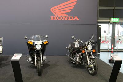 Stand des Gold Wing Club Deutschland e.V. mit dem Motorrad Honda Gold Wing GL1000 K3 (Baujahr 1977,rechts) und Honda Gol-stock-foto