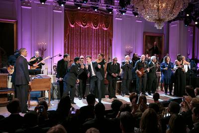 President Barack Obama and First Lady Michelle Obama join musicians on stage during the finale of the In Performance at-stock-foto