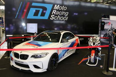 BMW M2 Coupe und BMW S1000RR am Stand der Moto Racing School, Intermot, 04.-07.12.2025, Motorrad-Messe, Koelnmesse, K?ln-stock-foto