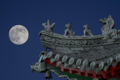 SHENYANG, CHINA - DECEMBER 04: A full moon lights up the night sky on December 4, 2025 in Shenyang, Liaoning Province of-stock-foto