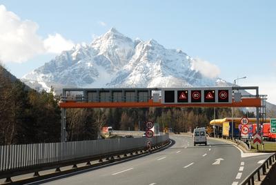 Bildnummer: 53778586  Datum: 05.04.2008  Copyright: imago/Manfred SegererAutobahn Baustelle auf der Brenner Autobahn, s?dlich der Europabr?cke in Fahrtrichtung Italien Reisen kbdig xsk 2008 quer Brenner Autobahn, ?sterreich, Austria, Berge, Alpen, Tirol, Shell Tankstelle, Baustelle, Bauarbeiten, Tempolimit, Tempo, Geschwindigkeitsbeschr?nkung, Gipfel, Berggipfel, Schnee, Schneebedeckt, PKW, LKW, Autos, Maut, Mautpflichtig, Autobahngeb?hr o0 Stra?e, VerkehrBildnummer 53778586 Date 05 04 2008 Copyright Imago Manfred Segerer Highway bulding site on the Burners Highway south the Europe bridge in Direction Italy Travel Kbdig xSK 2008 horizontal Burners Highway Austria Austria Mountains Alps Tyrol Shell Gas station bulding site Construction work Speed limit Tempo Speed limit Summit Mountain peaks Snow snow Car Trucks Cars Toll toll road Toll o0 Road Traffic-stock-foto