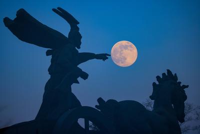 HUAIBEI, CHINA - DECEMBER 04: A full moon lights up the night sky on December 4, 2025 in Huaibei, Anhui Province of Chin-stock-foto