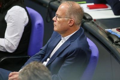 Berlin, Deutschland, 04.12.2025: Deutscher Bundestag: 47. Bundestagssitzung: Matthias Miersch, SPD *** Berlin, Germany,-stock-foto