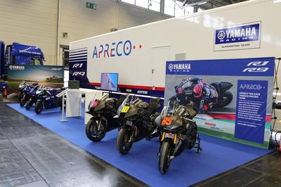 Yamaha Rennmotorr?der vor dem LKW des Apreco Ten Kate Yamaha Racing Team, Intermot, 04.-07.12.2025, Motorrad-Messe, Koel-stock-foto