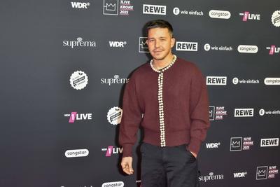 ABBbielefeld: Nico Santos , Nico Wellenbrink zu Gast auf dem roten Teppich bei der Verleihung des WDR Musikpreis 1 Live Krone im Lokschuppen Bielefeld am 04.12.2025 NRW Deutschland *** ABBbielefeld Nico Santos , Nico Wellenbrink as a guest on the red carpet at the WDR Music Award 1 Live Krone at the Lokschuppen Bielefeld on 04 12 2025 NRW Germany-stock-foto