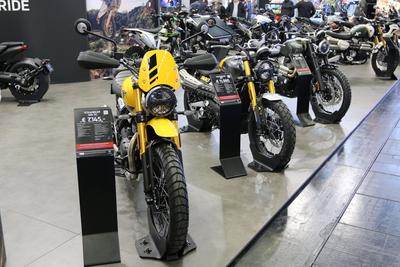 Triumph Scrambler 400 XC vor weiteren Motorr?dern, Intermot, 04.-07.12.2025, Motorrad-Messe, Koelnmesse, K?ln (Deutschla-stock-foto