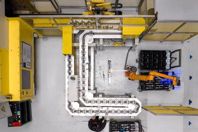 CHANGXING, CHINA - DECEMBER 04: A technician works on the automated assembly line of 7DCT EVO dual clutch automatic tran-stock-foto