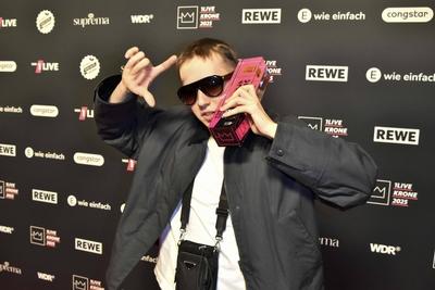 ABBbielefeld: Filow, Felix Nier Preistraeger mit Krone Saenger zu Gast auf dem roten Teppich bei der Verleihung des WDR Musikpreis 1 Live Krone im Lokschuppen Bielefeld am 04.12.2025 NRW Deutschland *** ABBbielefeld Filow, Felix Nier Prizewinner with Krone Saenger on the red carpet at the WDR Music Prize 1 Live Krone award ceremony at the Lokschuppen Bielefeld on 04 12 2025 NRW Germany-stock-foto