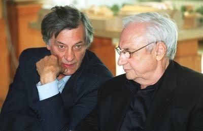 Bildnummer: 56910534  Datum: 27.06.2001  Copyright: imago/teutopressFrank O. Gehry (re.) mit Dr. Jan Hoet 06/01 thg MartA MARTa Entwurf f?r Bauwerk Geb?ude Museum in Herford Ostwestfalen von Frank Gehry Dr. Jan Hoet = zuk?nftiger Museumsleiter Direktor Museumsdirektor MartA Name steht f?r M?bel, Kunst (= Art), Ambiente und Architektur Haus f?r Kunst und M?bel zeitgen?ssische Kunst und M?beldesign M?bel-Design Kunst-, Kultur- und M?belkompetenzzentrum Kompetenz-Zentrum Mann M?nner leger sitzend halb quer Gespr?ch Fototermin Grundsteinlegung MartA am 27.06.2001 in Herford Farbnegativ x0x People xng 2001 quer  56910534 Date 27 06 2001 Copyright Imago  Frank O Gehry right with Dr Jan Hoet 06 01 THG Marta Marta Draft for Building Building Museum in Herford Ostwestfalen from Frank Gehry Dr Jan Hoet = future Museum director Director Museum Director Marta Name is for Furniture Art = Art Ambience and Architecture House for Art and Furniture contemporary Art and Furniture design Furniture Design Art Culture and  Competence Center Man Men casual seated half horizontal Conversation Photo call Groundbreaking Marta at 27 06 2001 in Herford Color negative x0x Celebrities xng 2001 horizontal-stock-foto