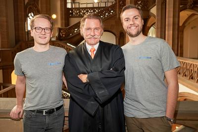 Phillip Eischet (RightNow GmbH), Rechtsanwalt Ingo Len?en, Benedikt Quarch (RightNow GmbH) bei der Verhandlung im Amtsge-stock-foto