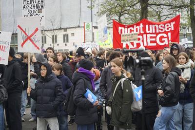 CNTVhamburg: Demonstranten mit Schildern Transparenten Fahnen auf der Strasse Demo unter dem Motto Nein zur Wehrplicht Ja zum Leben am 05.12.2025 in Hamburg Ca.1500 Menschen hauptsaechlich Sch?ler demonstrierten heute in der Inenstadt gegen die Einf?hrung der Wehrpflicht den Wehrdienst und zogen mit dem Demonstrationszug vom Hauptbahnhof ?ber den Jungfernstieg bis zum Dammtorbahnhof Hamburg Deutschland *** CNTVhamburg Demonstrators with signs banners flags on the street Demo under the motto No to compulsory military service Yes to life on 05 12 2025 in Hamburg About 1500 people mainly students demonstrated today in the inner city against the introduction of compulsory military service and marched with the demonstration from the main s-stock-foto