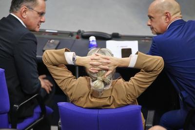 Berlin, Deutschland, 05.12.2025: Deutscher Bundestag: 48. Bundestagssitzung: L-R: Tino Chrupalla, Alice Weidel, Enrico K-stock-foto