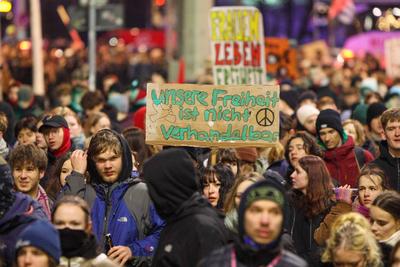 Leipzig - Demo gegen Wehrpflicht: Mehr als 2.000 Menschen ziehen ?ber den Leipziger Ring-stock-foto