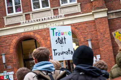 Schulstreik gegen Wiedereinf?hrung der Wehrpflicht in Oldenburg-stock-foto