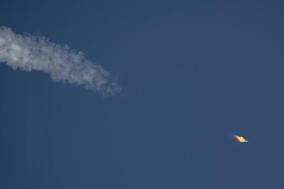 WENCHANG, CHINA - DECEMBER 06: A Long March-8A carrier rocket carrying the 14th group of low-orbit internet satellites b-stock-foto