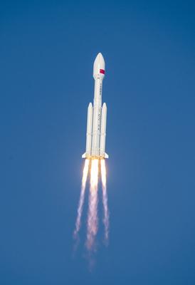 WENCHANG, CHINA - DECEMBER 06: A Long March-8A carrier rocket carrying the 14th group of low-orbit internet satellites b-stock-foto