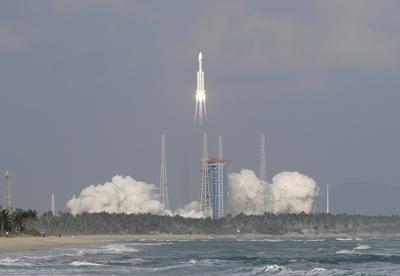 WENCHANG, CHINA - DECEMBER 06: A Long March-8A carrier rocket carrying the 14th group of low-orbit internet satellites b-stock-foto