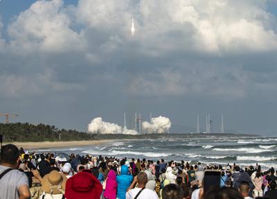 WENCHANG, CHINA - DECEMBER 06: A Long March-8A carrier rocket carrying the 14th group of low-orbit internet satellites b-stock-foto