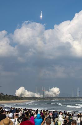 WENCHANG, CHINA - DECEMBER 06: A Long March-8A carrier rocket carrying the 14th group of low-orbit internet satellites b-stock-foto