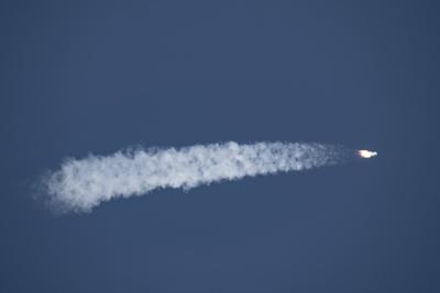 WENCHANG, CHINA - DECEMBER 06: A Long March-8A carrier rocket carrying the 14th group of low-orbit internet satellites b-stock-foto