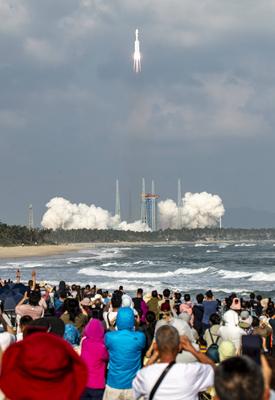 WENCHANG, CHINA - DECEMBER 06: A Long March-8A carrier rocket carrying the 14th group of low-orbit internet satellites b-stock-foto