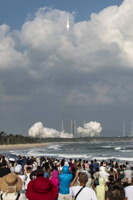 WENCHANG, CHINA - DECEMBER 06: A Long March-8A carrier rocket carrying the 14th group of low-orbit internet satellites b-stock-foto