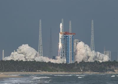 WENCHANG, CHINA - DECEMBER 06: A Long March-8A carrier rocket carrying the 14th group of low-orbit internet satellites b-stock-foto