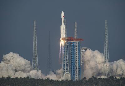 WENCHANG, CHINA - DECEMBER 06: A Long March-8A carrier rocket carrying the 14th group of low-orbit internet satellites b-stock-foto