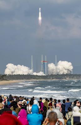 WENCHANG, CHINA - DECEMBER 06: A Long March-8A carrier rocket carrying the 14th group of low-orbit internet satellites b-stock-foto