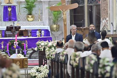 Family Members And Friends Gather Family Members And Friends Gather During Simone Tata Funeral Mass-stock-foto