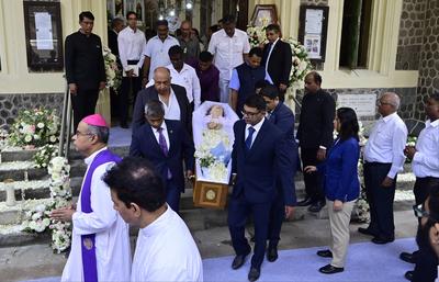 Family Members And Friends Gather Family Members And Friends Gather During Simone Tata Funeral Mass-stock-foto