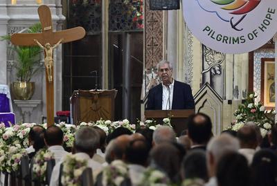 Family Members And Friends Gather Family Members And Friends Gather During Simone Tata Funeral Mass-stock-foto