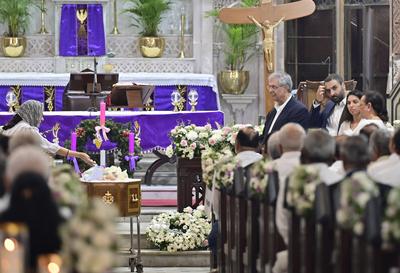 Family Members And Friends Gather Family Members And Friends Gather During Simone Tata Funeral Mass-stock-foto