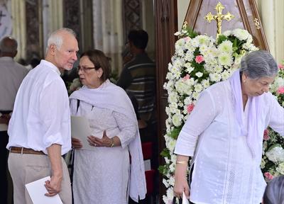 Family Members And Friends Gather Family Members And Friends Gather During Simone Tata Funeral Mass-stock-foto
