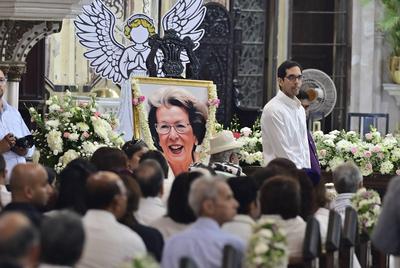 Family Members And Friends Gather Family Members And Friends Gather During Simone Tata Funeral Mass-stock-foto